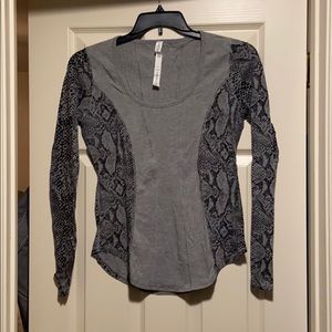 Lululemon size 8 Yoga/workout long sleeve tee